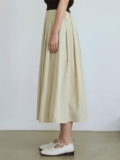 This is a long skirt with a flare line, offering a breezy and cool feel with its smooth material that rustles gently against the body, providing a natural silhouette.- Maxi length allowing for easy wear- Enhanced with lining and side pockets for practicality- The overall design punctuated with multiple pintuck details Spring A-line Maxi Skirt With Pleated Waist, Chic Flowy Skirt With Wide Hem, Flowy Gathered Skirt With Wide Hem, Relaxed Spring Skirt With Wide Hem, Summer Skirt With Lined Wide Hem, Relaxed Wide Hem Maxi Skirt For Summer, Summer Maxi Skirt With Wide Hem And Relaxed Fit, Summer Skirt With Wide Hem And Lining, Solid Color Long Gathered Skirt