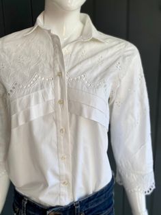 Splendid vintage Austrian blouse 80/90s in white cotton with lace and embroidery, with collar with small lapels, 3/4 sleeves with scalloped lace cuffs, bust with flat bias pleats, English style lace with openwork eyelets and embroidered surfaces, buttonhole. Straight, slightly flared cut. DooWop is a FAN of this absolute beauty, elegantly mixing tradition and timeless modernism. Worn but good vintage condition, jeans not included in sale. Ideal Size 36/38, the model is a 36/38, please refer to t Style Anglais, Lace Cuffs, Aesthetic Fits, English Style, Scalloped Lace, Womens Clothing Tops, White Cotton, Favorite Outfit, Blouses For Women