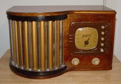 an old fashioned radio sitting on top of a wooden table