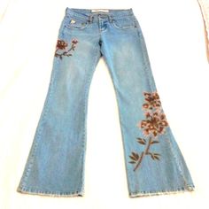 Z. Cavaricci Jeans Beaded Sz 7 Blue Floral Boot Flare 70s Bohemian Gypsy Hippie Vintage Festival Gypsy Bell Flare Bottoms Authentic Hippie Jeans 100% Authentic Z. Cavaricci Wide Flare Boot Cut Low Rise Beaded Gorgeous Vintage Cavaricci Jeans Pretty Beaded Flowers Faded Light Blue Boot Cut Women's Jrs Size 7 Measures Approximately: Waist: 30" Length: 40" Hip: 17" Front Rise: 8" Width Of Bottom Of Leg: 9" Perfect For Festival, Concerts, Every Day Fun!! Enjoy You Super Cool Jeans! Be Unique Inventory #102 Z Cavaricci Jeans, Beaded Jeans, Bohemian 70s, Hippie Jeans, 70s Bohemian, Dressy Jeans, Flare Bottoms, Cool Jeans, Cowgirl Jeans