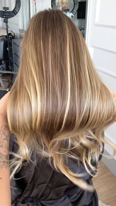 tatisantoswt on Instagram: Loiro dourado praiano Healthy Blonde Hair, California Hair, Blowout Hair, Girl Stuff, May 31, Blonde Hair Color, Glow Up?, Hair Inspo, Hair Ideas