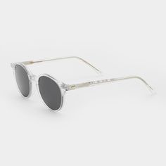 Sunglasses Unisex TBD Eyewear Cran Eco Transparent | Grey. Cran's iconic clear bioacetate prescription frame is here combined with the grey bio-based lenses. Thanks to the versatility of the round shape, it is perfect for every face and occasion. Lens: 100% UV protection. Filter: Category 3 Modern Round Clear Sunglasses, Modern Clear Round Frame Sunglasses, Clear Round Frame Polarized Sunglasses, Clear Round Frame Sunglasses With Uv Protection, Clear Sunglasses With Uv Protection And Round Frame, Clear Sunglasses Frames, Clear Frames, Grey Lenses, Unisex Sunglasses