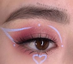 Heart Liner Makeup, Pink Liner Eye Makeup, Pink Eyeliner Looks, Easy Graphic Eyeliner, Heart Makeup Look, Cute Eye Makeup, Doll Eye Makeup, Rave Makeup