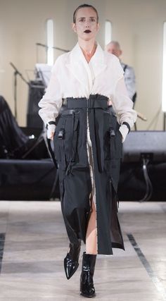 Futuristic Fashion, 2018 Fashion, Spring Fashion Trends, Big Fashion, Military Fashion, Creative Fashion, Minimal Fashion