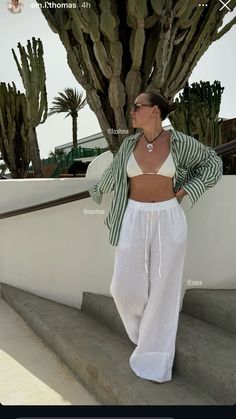 White Outfit Beach Pictures Friends, Cancun Outfits Midsize, Bali Inspo Outfits, Clean Girl Vacation Outfits, Outfit Ideas For Bali Vacation, Clean Girl Beach Outfit, Bangkok Thailand Ootd Travel Outfits, West Palm Beach Florida Outfits, White Beach Pants Outfit