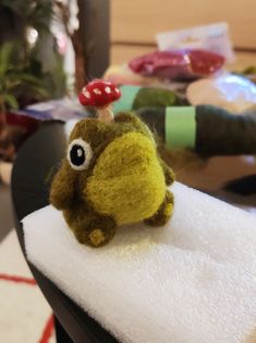 frog felted with wool wearing a mushroom hat needle felting toad Needle Felted Kids Toys, Useful Needle Felting Projects, Needle Felt Aesthetic, Needle Felt Axolotl, Needle Felt Crafts Ideas, Felt Needling For Beginners, Needle Felted Frog Tutorial, Needle Felt Strawberry, Needle Felted Mushrooms Tutorial