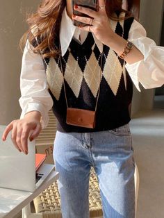 Chaleco de punto con patrón de rombo | SHEIN Knit Vest Outfits For Women, Knit Vest Outfit, Vest Outfits For Women, Sweater Vest Outfit, Argyle Sweater Vest, Casual Knitwear, Pullover Outfit, Argyle Pattern