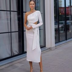 Zeigen Sie Eleganz mit diesem atemberaubenden One-Shoulder-Kleid in einem raffinierten Milchton. Dieses Kleid aus dichtem Satin Pandora-Stoff verfügt über ein schickes Cut-Out-Taillendetail, einen dramatischen Seitenschlitz und ein maßgeschneidertes Ein-Ärmel-Design für einen eleganten, modernen Look. Perfekt für formelle Veranstaltungen oder Abendanlässe! Erhältlich in den Größen XS, S, M, L Produktlänge: 123 cm Rocklänge: 83 cm Ärmellänge: 64 cm Hergestellt aus luxuriösen dichten Satin Pandora Cut Out Design, Shoulder Design, Satin Dress, Sleeve Designs, Dress Clothes For Women, Satin Dresses, Skirt Length, Formal Event, One Shoulder Dress