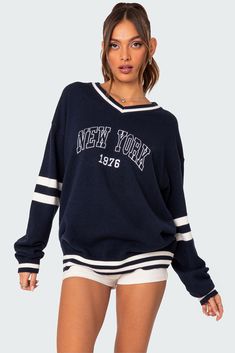 Sweater Contrasting stripes & V neckline Graphic text Oversized fit Acrylic Model wears size S Model height is 5'9 Item care: Machine wash at maximum 30ºC, do not bleach, do not tumble dry, iron at a maximum of 110ºC, do not dry clean. New York Sweater, New York Sweatshirt, Varsity Sweater, Oversized Sweater Women, Warm Coat, Low Rise Jeans, Sweater Design, Knit Pants, Oversized Sweatshirt