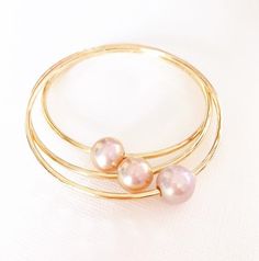 Bangle Mika - Pink Edison pearl bangle - pastel pink pearl - pink pearl bracelet - bridesmaid gift ( Elegant Pink Wire Wrapped Bracelets, Delicate Pink Pearl Bracelet For Wedding, Pink Pearl Drop Bracelet For Wedding, Pink Stackable Wedding Bangle, Pink Gold Bangle For Wedding, Elegant Pink Pearl Bangle Bracelet, Pearl Bangles Gold, Bridesmaid Pearl Bracelet, Pink Pearl Bracelet