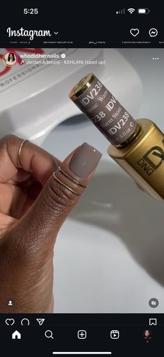 Fall Nails Simple Short Square, Short Light Brown Nails, Fall Nails Short Nails, Short Squoval Nails Fall, Fall Basic Nails, Fall Short Nail Colors, Fall Pedicure Colors Toenails 2024, Winter Nails Black Women, Tan Fall Nails