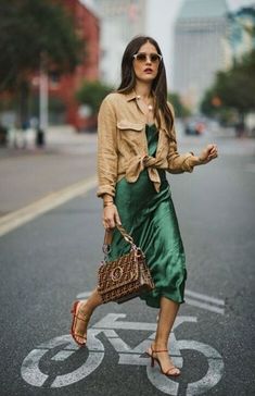 Slip Dress Outfits: 20 Ideas on How To Wear A Slip Dress Emerald Skirt, Slip Dress Street Style, Satin Dress Outfit, Summer Cloth, Slip Dress Outfit, Green Slip Dress, Quoi Porter, Street Dress, Black Slip Dress