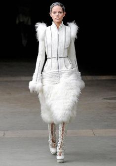 Alexander McQueen Fall 2011 Paris Collection White Mink Fur Coat 44 uk 12  2 Alexander Mcqueen Couture, Alexander Mcqueen Runway, Alexander Mcqueen Fashion, Mcqueen Fashion, Moda Paris, Runway Looks, Mode Inspiration, Primavera Estate, Paris Fashion