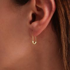 SAFETY - PIN - EARRINGS Upgrade your accessory game with our chic Safety Pin Earrings. These minimalist gold earrings add a modern geometric flair to any ensemble, perfect for achieving that effortless, minimalist look. Whether it's a Mother's Day surprise or a thoughtful gift for your sister or best friend, these dainty earrings are sure to make a statement. Celebrate special occasions like graduations or simply show your appreciation to the special women in your life with these versatile and stylish earrings. - Material: Pure 925 Sterling Silver - Finishes Available: Classic Sterling Silver, Luxurious 18K Gold, Romantic Rose Gold - Sold as a pair. -Every product comes beautifully wrapped, prepared as a perfect gift in sophisticated jewelry boxes. Our reusable and eco-friendly jewelry box Minimalist Tarnish Resistant Plug Earrings Gift, Minimalist Pierced Threader Earrings As Gift, Minimalist Hoop Plug Earrings As Gift, Minimalist Plug Earrings With Ear Wire For Gift, Minimalist Plug Earrings With Ear Wire As Gift, Everyday Paperclip Ear Wire Earrings, Minimalist Paperclip Hoop Earrings For Gift, Everyday Paperclip Shaped Earrings With Ear Wire, Minimalist Dangle Plug Earrings For Everyday