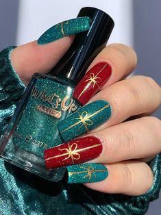 Long square-shaped sparkling glitter green and red Christmas nails adorned with gold glitter gift wrap nail art Green And Red Christmas Nails, Red Sparkly Nails, Sparkly Christmas Nails, Red And Silver Nails, Green And Red Christmas, Star Nail Designs, Red And Gold Nails, December Nails