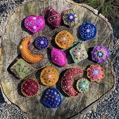 there are many different colored stones on the tree stump