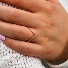 Classy Rings, Vanki Ring, Simple Ring Design, Simplistic Jewelry, Latest Gold Ring Designs, Hand Jewelry Rings, Couple Ring Design, Fancy Jewelry Necklace, Modern Gold Jewelry