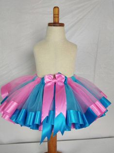 This tutu has two colors, pink and turquoise. Made with tulle, ribbons and elastic. Made at different sizes and have socks included. Baby girl tutu, toddler tutu. Toddler outfit. Rainbow tutu skirt. My tutus are all made by sewing and ironing. It has a perfect finish. Baby Christmas Dress, Toddler Tutu Dress, Baby Tutu Dress, Tulle Skirt Tutorial, Baby Tutu Dresses, Christmas Dress Baby, Girl Tutu Skirt, Rainbow Tutu