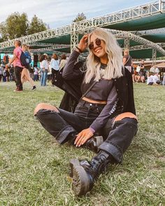 Grunge Inspired Outfits, Rainy Festival Outfit, Outdoor Festival Outfit, Indie Grunge Outfits, Cold Festival Outfit, Kelsey Diprima, Rock Festival Outfit, Cute Grunge Outfits, Winter Festival Outfit