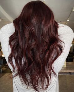 Chocolate Red Hair, Dark Cherry Hair, Pelo Color Vino, Red Balayage Hair, Cherry Hair Colors, Wine Hair Color, Dark Red Hair Color, Rambut Brunette, Wine Hair