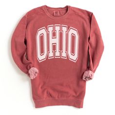 Show your school spirit with this varsity Ohio crewneck. Perfect for game days, to wear around campus, or to support your school from afar. Wear this Ohio varsity sweatshirt at the stadium or to tailagate. Varsity Sweatshirt With University Logo For Game Day, Collegiate Team-colored Sweatshirt For Fall, Collegiate Cotton Sweatshirt For Campus, Collegiate Graphic Print Sweatshirt For College, Collegiate Sweatshirt With University Logo For Game Day, Collegiate Sweatshirt With University Logo, Varsity Team-colored Sweatshirt For College, Collegiate Crew Neck Sweatshirt For Game Day, Varsity Team-colored Crew Neck Sweatshirt