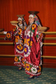 Tajik ethnic traditional dresses, Tajikistan. Tajikistan Dress, Cultural Dance, Bizarre Photos, Asian Textiles, Rugs Boho, Exotic Fashion