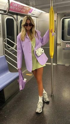 Purple Jacket Outfit, Color Blocking Outfits, Italy Outfits, Purple Jacket, Estilo Preppy, Green Outfit, Blazer Outfits, Green Hair