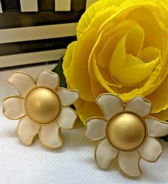 Earrings Bold 80s 90s Daisy Flower Power White Enamel Clip-on 1 3/4" McClure's Nashville Jewelry, Art Deco Mid Century Modern, Earrings Bold, China Photo, 80s Jewelry, Juliana Jewelry, 1928 Jewelry, Vintage Jewelry Necklace, Fashion Jewelry Earrings