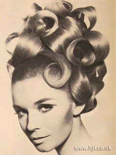 1967 large curls hairstyle 1960s Hairstyles, Portraits Reference, 1960 Hairstyles, Large Curls, Retro Photos, Retro Beauty, Portfolio Ideas