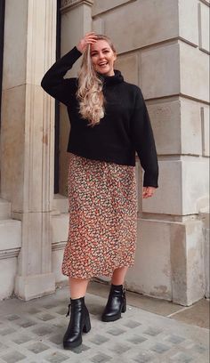 Autumn Fashion 2023 Plus Size, Smart Casual Outfit Midsize, Effortless Plus Size Outfits, Winter Skirt Outfit Plus Size, Smart Casual Midsize, Midsize Fall Skirt Outfits, Mid Size Autumn Outfits 2023, Scandinavian Fashion Midsize