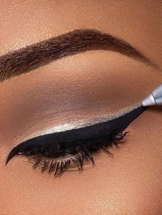 Red Lip Look, Silver Eyeliner, Cat Eye Eyeliner, Aaliyah Jay, Applying Eyeshadow, Cat Eye Look, Gel Eyeliner Pencil, Latest Makeup Trends, Cat Eyeliner