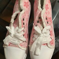 Pink Flowered Canvas Tennis Shoes! Super Cute Canvas Tennis Shoes, Vince Sneakers, Purple Converse, Converse Run Star, Sas Shoes, Chelsea Boots Women, Pink Sneakers, Shoes Color, Suede Sneakers