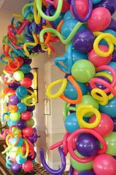 an arch made out of balloons with the letter o on it