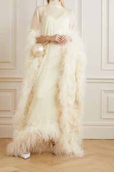 Like so many of the label's pieces, Taller Marmo's 'Casta Diva' kaftan is outlined with wispy feathers that create pretty movement when you walk and gives it a glamorous feel. It's made from lightweight silk-chiffon and has a chic turtleneck and detachable slim-fitting slip to underpin the sheer finish. Finish the look with a bold red lip and gold jewelry. Chiffon Kaftan, Classic White Dress, Dramatic Style, Georgette Dress, Winter Wedding Dress, Gowns With Sleeves