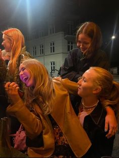 friends / girls night / aesthetic / group picture / book inspo / character inspo / eva meloche / youtuber / best friends / friend group / photo inspiration / picture inspo Best Friends In Europe, Girls Night Aesthetic, Friend Group Photo, Eva Meloche, Insta Goals, Life After High School, Feeling 22, Group Picture, Female Friendship