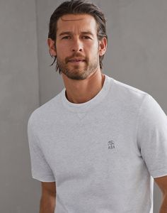 Cotton jersey crew neck T-shirt with logo and faux-layering Refined details enhance this classic crew-neck T-shirt in soft cotton jersey from the Travelwear line, dedicated to moments of relaxation and free time. The contrasting inserts create a layered effect that highlights the edge of the crew-neck, sleeves and bottom, while the Solomeo crest on the chest references the origins and values of the brand. The silhouette features regular proportions. Sporty Crew Neck T-shirt For Layering, Classic Crew Neck T-shirt With Embroidered Logo, Casual Crew Neck T-shirt With Logo, Classic Crew Neck Top With Logo Print, Classic White T-shirt With Ribbed Neckline, Sporty Crew Neck T-shirt With Logo, Crew Neck Top With Embroidered Logo In Relaxed Fit, Classic Short Sleeve Tops With Logo Detail, Sporty Crew Neck T-shirt With Embroidered Logo