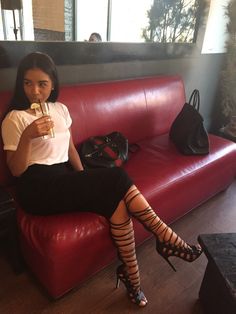 Pinterest: WFPARADISE 2010 Baddie, Woman Sitting, Looks Style, Baddie Outfits, Fashion Killa, Cute Shoes, Passion For Fashion, Tom Ford, Jimmy Choo