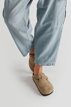 Boston Soft Footbed Birkenstock Boston Clogs Outfit, Manifest 2023, Postpartum Outfits, Boston Soft Footbed, Kitchen Wear, Birkenstock Clog, Cozy Clothes, Fall Wardrobe Essentials, Fall Capsule Wardrobe