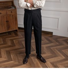 Unsere Business Office High-End-Hose ist eine sartoriale Hommage an die zeitlose Eleganz des Old Money Stils. Speziell für den anspruchsvollen Mann geschneidert, verkörpert diese Hose einen Hauch von raffiniertem Charme und stattlicher Raffinesse.
Die Hose wurde sorgfältig aus hochwertigem Polyester gefertigt, einem Stoff, der sich durch seine Strapazierfähigkeit und Leichtigkeit auszeichnet. Das bequeme und dennoch elastische Material sorgt dafür, dass die Hose ihren maßgeschneiderten Look den Timeless Wide Leg Dress Pants For Semi-formal Occasions, Classic Black Pants For Semi-formal Occasions, Elegant Work Pants, Classic Black Semi-formal Pants, Elegant Dress Pants In Suiting Fabric For Office, Classic Black Semi-formal Dress Pants, Formal Pants With Pockets And Straight Hem, Elegant Tailored Bottoms With Straight Hem, Elegant Tailored Straight Pants