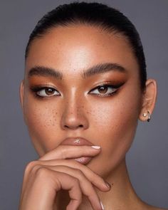 Bronze Makeup Look, Freckles Makeup, Gold Makeup Looks, Mekap Mata, Bronze Eyeshadow, Faux Freckles, Glossy Eyes, Bronze Makeup, Batons Matte