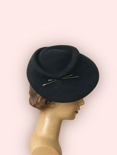 This decorative hat was formed using a vintage hat mold from the 50s and impresses with its simple elegance. The two hat pins set a special, subtle accent without being obtrusive. A very special model - subtle yet an eye-catcher and can be combined for every day as well as for special occasions. Gorgeous with updos or a bob. The hat is attached to the head with a comb and a hat elastic. When ordering, please specify whether the rubber should be blonde, brunette or black. Material: Hat: 100% wool Classic Short Brim Hats For Evening, Classic Brimmed Felt Hat For Evening, Classic Brimmed Evening Hat, Classic Evening Brimmed Hat, Classic Evening Top Hat With Curved Brim, Chic Formal Hat With Pinched Crown, Classic Curved Brim Fascinator For Formal Occasions, Classic Wide Brim Fascinator For Formal Occasions, Vintage Wide Brim Felt Hat For Evening