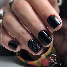 75+ Fall Nails and Nail Art Trends to Welcome Your Cozy Season - Jennysgou Mate Black Nails Short, Classy Short Black Nails, Gel Polish Nail Designs On Natural Nails Black, Trendy Nails Short Black, Formal Nails Classy Black, Black Classic Nails, Pretty Black Nail Designs Short, Black Elegant Nails Short, Nye Nails Short Black