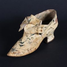 A rare 1740s embroidered leather shoe 1600 Fashion, 18th Century Shoes, Antique Shoes, Century Shoes, Historical Shoes, Victorian Shoes, 18th Century Costume, 18th Century Clothing