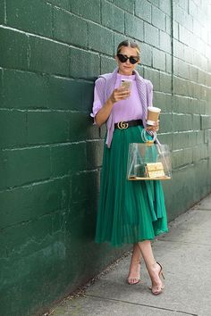 Rok Outfit, Green Pleated Skirt, Green Color Combinations, Chique Outfit, Skirt Diy, Paris Chic, Urban Street Style, Trend Fashion, 가을 패션