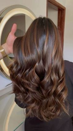 Caramel Golden Brown Hair Balayage, Gold Brown Highlights On Brown Hair, Soft Autumn Dark Brown Hair, Partial Balayage Caramel, Dark Caramel Highlights On Dark Hair, Light Brown Highlights In Dark Brown Hair, Coffee Brunette Hair, Chocolate Honey Hair, Carmel Bolyoge