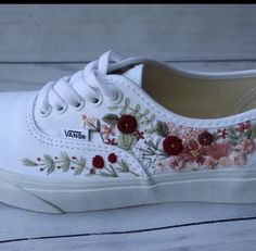 Vans Spongebob, Flower Converse, Converse Embroidery, Wedding Vans, Embroidered Vans, Knitting Room, Skates Shoes, Roller Skate Shoes