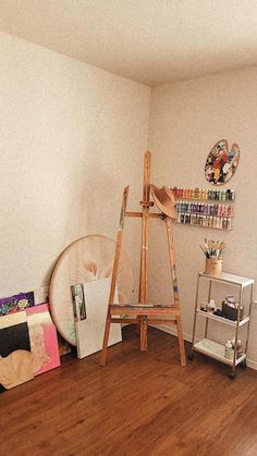 Artist | art studio | paint display | acrylic paint | small space Dream Art Room, Small Art Studio, Art Studio Organization