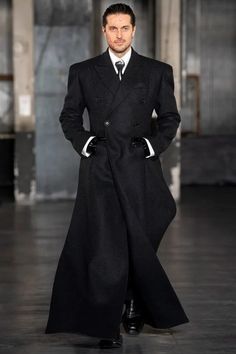 Lucas Bravo, Dracula Costume, Guerriero Samurai, Wool Long Coat, Long Coat Men, Overcoat Men, Isabelle Huppert, Vampire Costume, Moda Paris