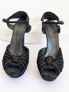 Y2K Gucci suede sandals. Gold and black colourway with ankle straps and platform soles.  Good vintage condition The garment is in overall good vintage condition. However, some imperfections should be noted, such as: Some dirt on the bottom of the shoe, and fabric. Please see images for further reference. Size EU: 40 or UK Size 7. Returns: We accept returns within 7 days of non-sale items. The buyer is responsible for return postage costs, and items must be returned with their original quality co Platform Heels Black, Great Gatsby Style, Gucci Platform, Great Gatsby Fashion, Flapper Girl, Gatsby Style, Black Platform Heels, Sandals Gold, Costume Shoes