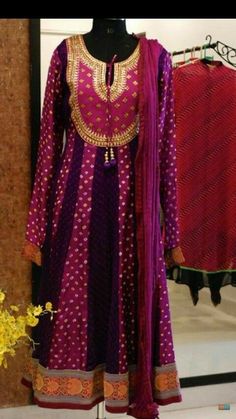 Bandhani Dress, Kurta Neck Design, Long Dress Design, Salwar Kamiz, Kurta Designs Women, Indian Gowns, Party Wear Indian Dresses, Lehenga Designs, Indian Designer Outfits